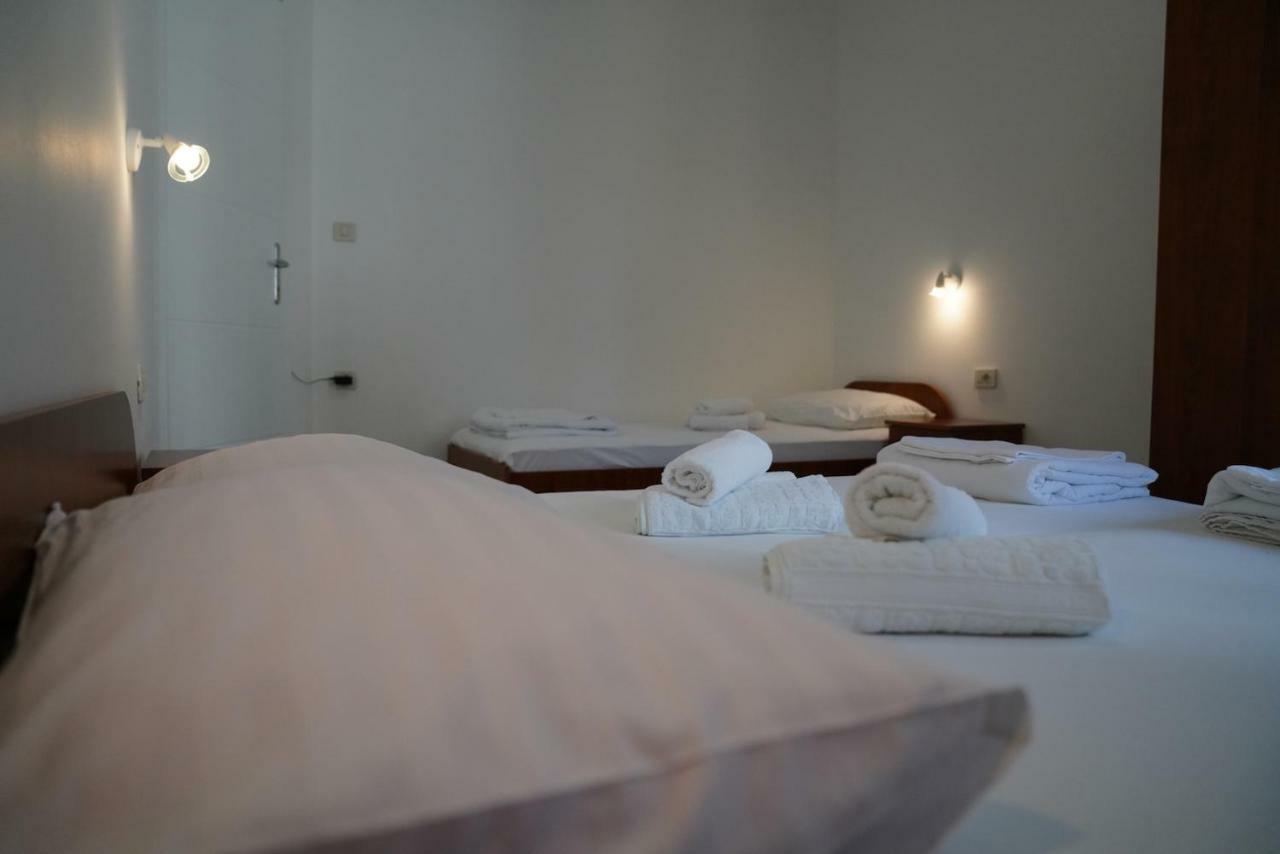 Sesar Apartments Krk - No. 2 Vinko 克尔克 外观 照片